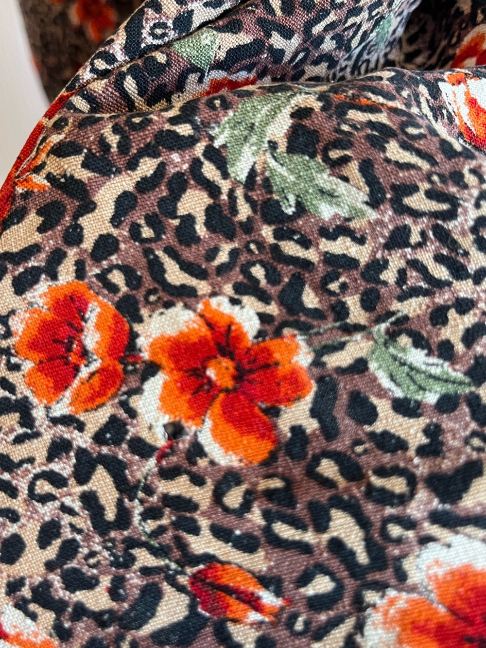 Vintage 100% Silk Leopard Print Sleeveless Button-down Blouse • Some Flaws - Picture 9 of 11